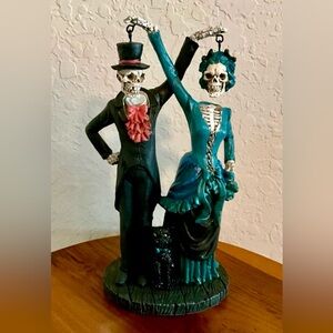 Dead Skeleton Couple with Hanging Heads